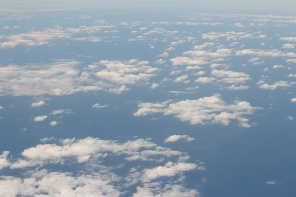 Wolken- und Himmelsblick aus dem Flugzeug - Foto, Bild
