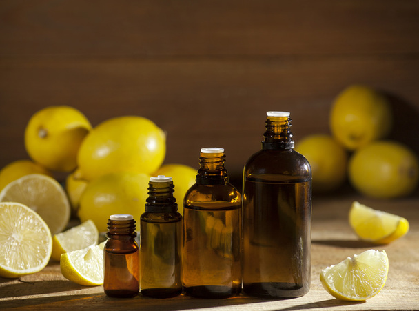 Lemon essential oil - Foto, Bild