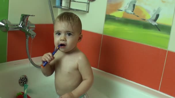 Kleines Baby im Alter von einem Jahr beim Zähneputzen im Bad - Filmmaterial, Video