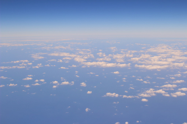 Letecký pohled na modré oblohy a Cloud Top pohled z okna letadla - Fotografie, Obrázek