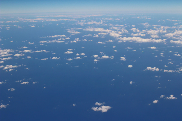 Widok na błękitne niebo i chmura góry widok z okna samolotu - Zdjęcie, obraz
