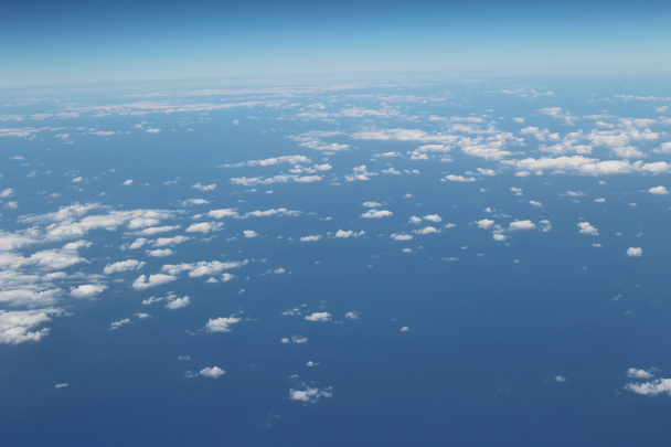 egy repülőgép repül a kék ég - Fotó, kép