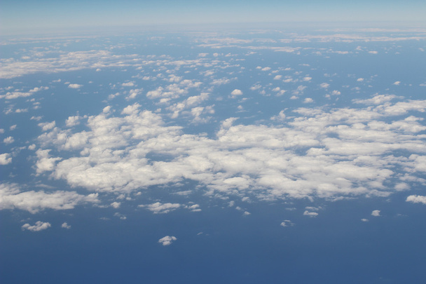 un avión volando en el cielo azul
 - Foto, Imagen