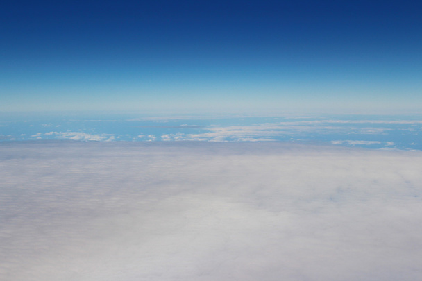 ένα αεροσκάφος που φέρουν στο μπλε του ουρανού - Φωτογραφία, εικόνα