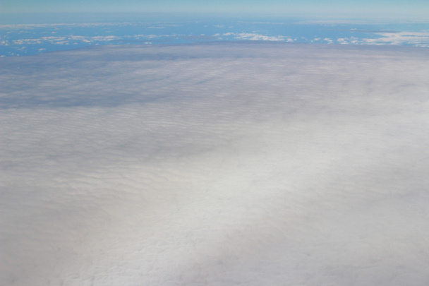 Sinisellä taivaalla lentävät ilma-alukset
 - Valokuva, kuva