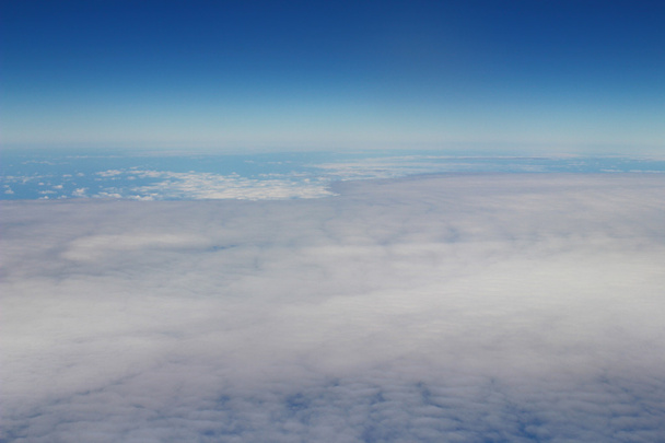 Letadlo letí v modré obloze - Fotografie, Obrázek
