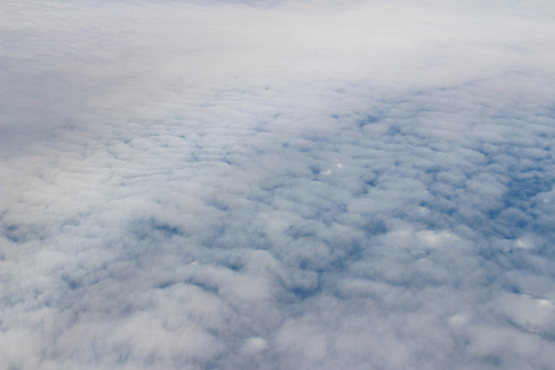 самолет летит в голубом небе
 - Фото, изображение