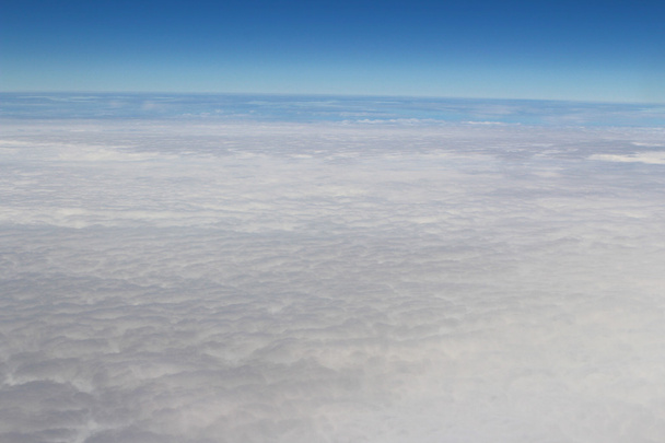 青い空を飛んでいる航空機 - 写真・画像