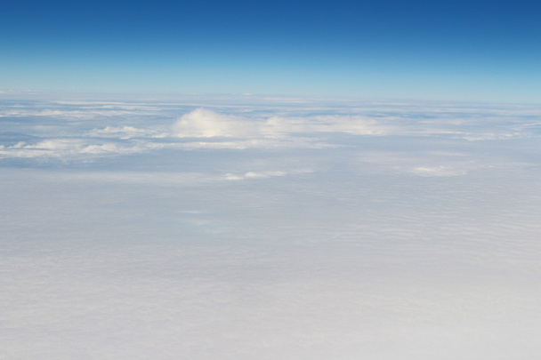 Mavi gökyüzü ve uçak penceresinden bakış bulut Top havadan görünümü - Fotoğraf, Görsel
