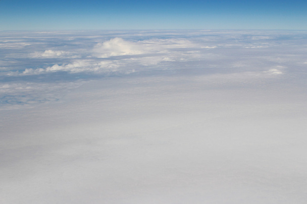 Mavi gökyüzü ve uçak penceresinden bakış bulut Top havadan görünümü - Fotoğraf, Görsel