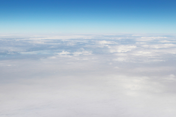 mavi gökyüzünde uçan bir uçak - Fotoğraf, Görsel