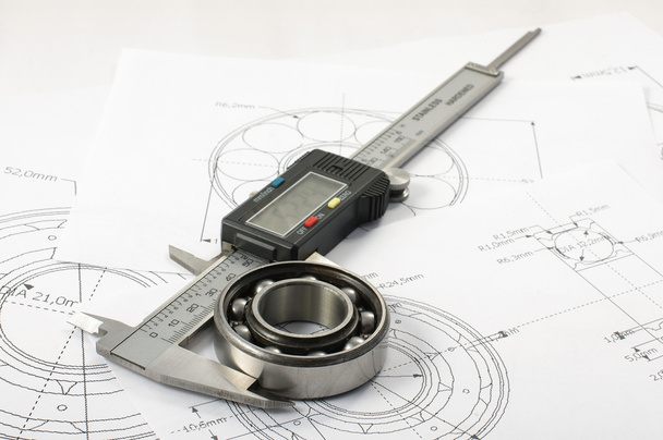 Rolamento e paquímetro no desenho de engenharia mecânica
 - Foto, Imagem