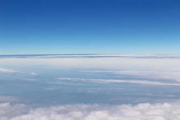 ilma-alus lentää sinisellä taivaalla
 - Valokuva, kuva
