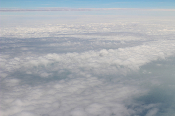 Vue aérienne du ciel bleu et du nuage Vue de dessus depuis la fenêtre de l'avion
 - Photo, image