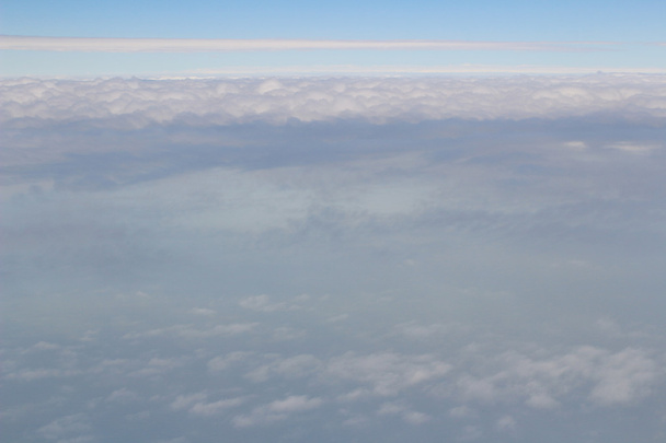ein Flugzeug fliegt in den blauen Himmel - Foto, Bild