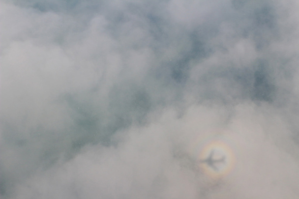 un avión volando en el cielo azul
 - Foto, Imagen