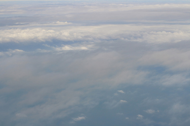 青空と飛行機の窓から雲頂の眺めの空撮 - 写真・画像