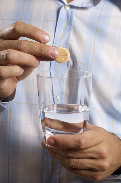 hombre caer tableta en un vaso de agua
 - Foto, Imagen