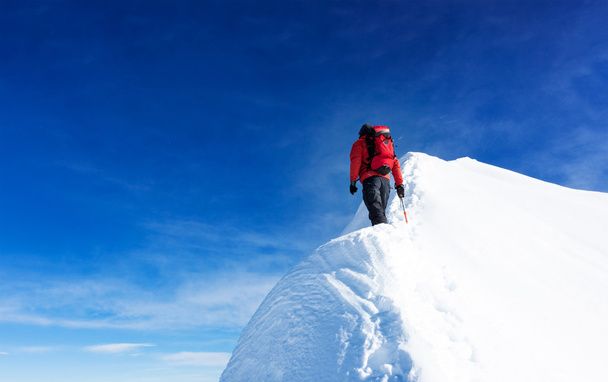 Bergsteiger erreichen den Gipfel eines verschneiten Gipfels. Konzepte: determin - Foto, Bild