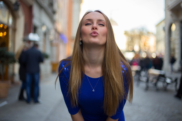 Beijar menina loira
 - Foto, Imagem