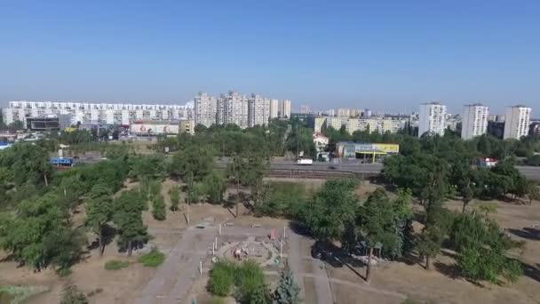 Vista aérea de las zonas residenciales, casas y tráfico en Kiev. Ucrania
 - Metraje, vídeo