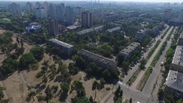 Vista aérea de las nuevas zonas residenciales y el tráfico en Kiev. Ucrania
 - Metraje, vídeo