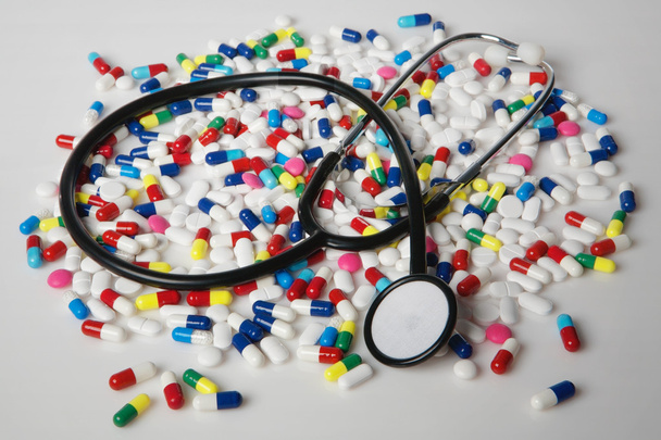 Tabletták és az orvosok sztetoszkóp - Fotó, kép