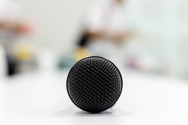черный микрофон на столе - Фото, изображение