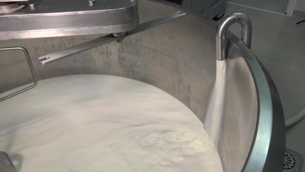 Queijo Gouda fabricado a partir de leite cru
 - Filmagem, Vídeo