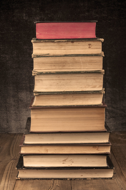 Oude boeken stapel op hout - Foto, afbeelding