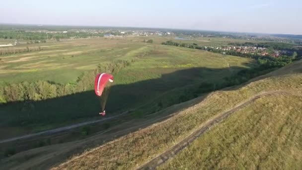 Luftaufnahme von Parasailing, Gleitschirm. Gleitschirmfliegerclub in Kyiv Ukraine - Filmmaterial, Video