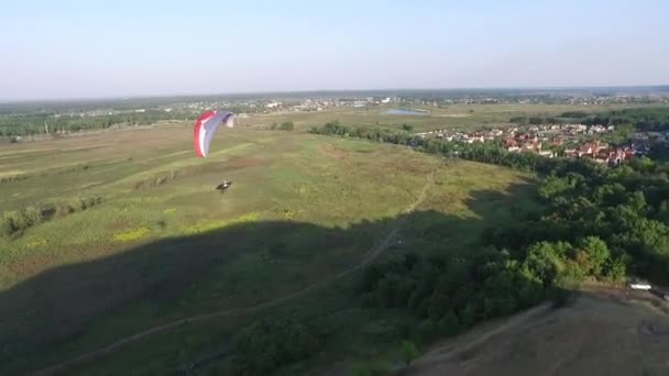 Letecký pohled na slunečník, paraglider. Paraglider Club v Kyjevské Ukrajině - Záběry, video