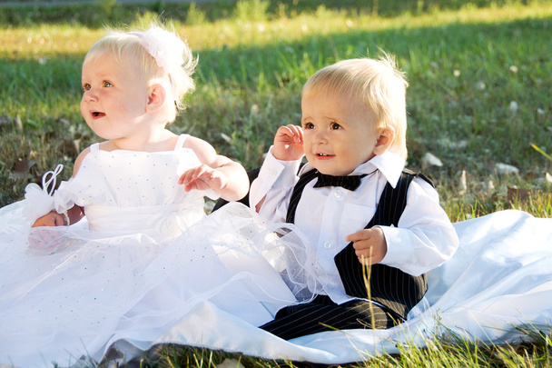 Niños vestidos de novia y novio
 - Foto, Imagen