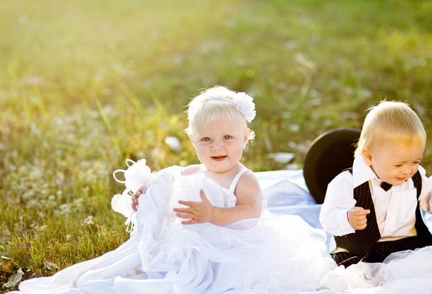 Children dressed as bride and groom - Foto, Bild