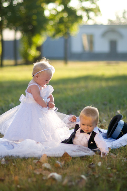 Children dressed as bride and groom - Φωτογραφία, εικόνα