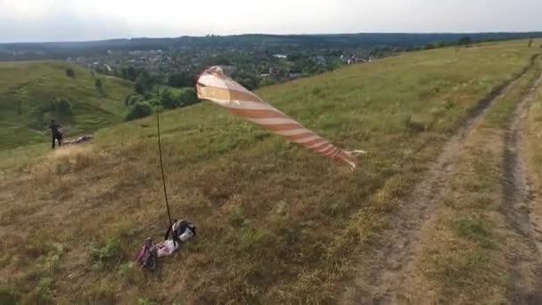 Luftaufnahme von Parasailing, Gleitschirm. Gleitschirmfliegerclub in Kyiv Ukraine - Filmmaterial, Video
