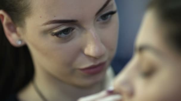 Professionelles Make-up im Studio. - Filmmaterial, Video