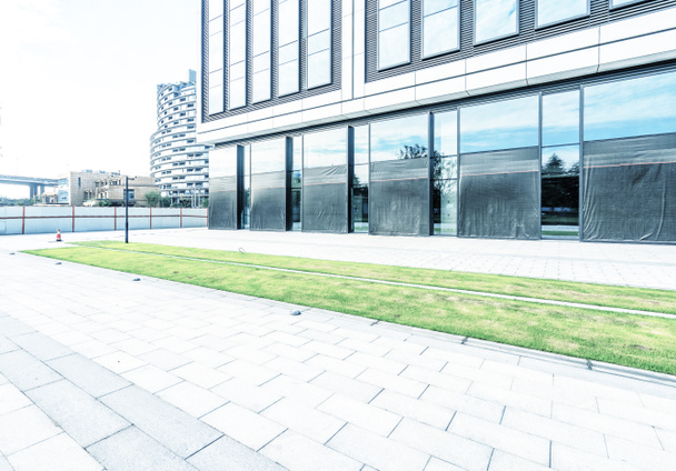 sentier vide en face du bâtiment moderne
  - Photo, image
