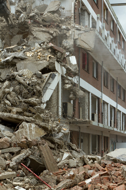 Demolición de un bloque de pisos
 - Foto, Imagen