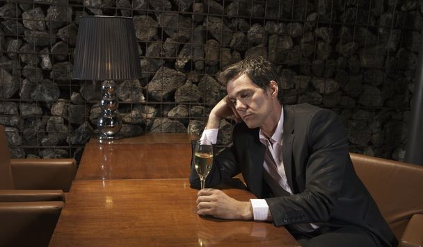 mies odottaa lasillisen kanssa samppanjaa
 - Valokuva, kuva