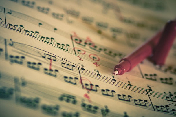Close up de piano música clássica partitura e nota
 - Foto, Imagem