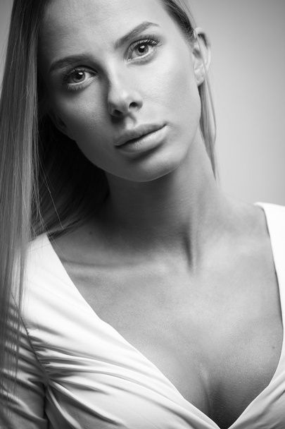 portrét krásné mladé ženy s blond vlasy - Fotografie, Obrázek