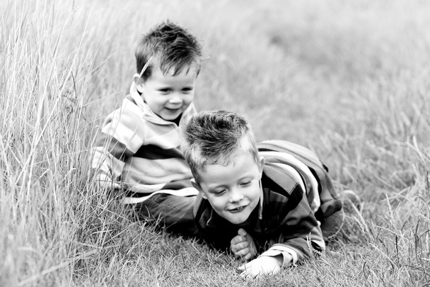 2 人の兄弟がイギリスの田舎を楽しむ - 写真・画像