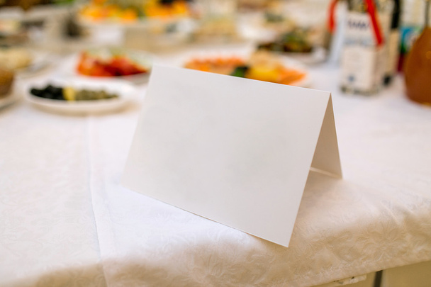 Карточка гостя на банкетном столе ресторана
 - Фото, изображение