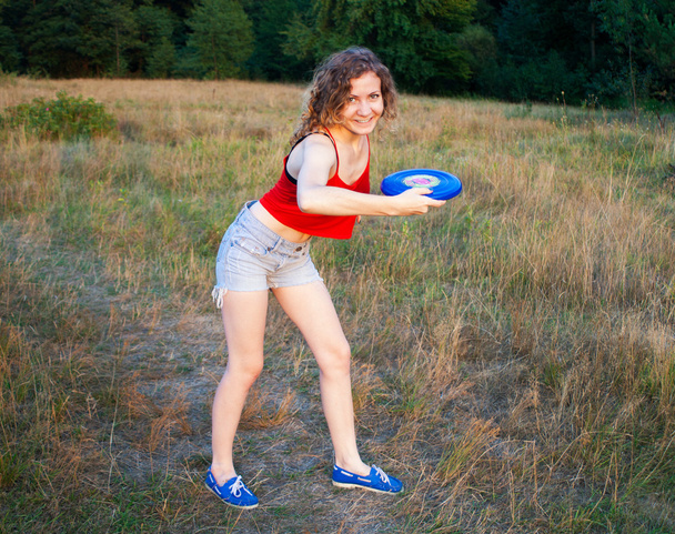 Iloinen tyttö frisbee
 - Valokuva, kuva