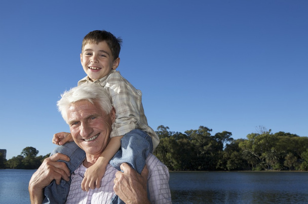 glücklicher Großvater mit seinem Enkel - Foto, Bild