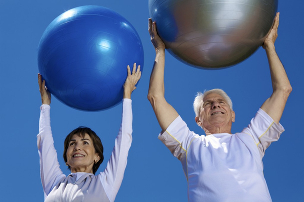 Una pareja de ancianos sosteniendo bolas de ejercicio
 - Foto, imagen