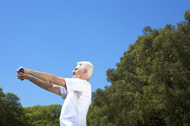 Пожилой человек занимается спортом
 - Фото, изображение