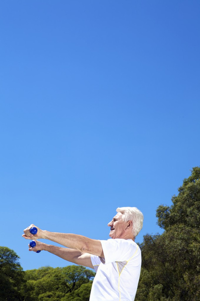 Ένας ηλικιωμένος άνδρας άσκηση - Φωτογραφία, εικόνα