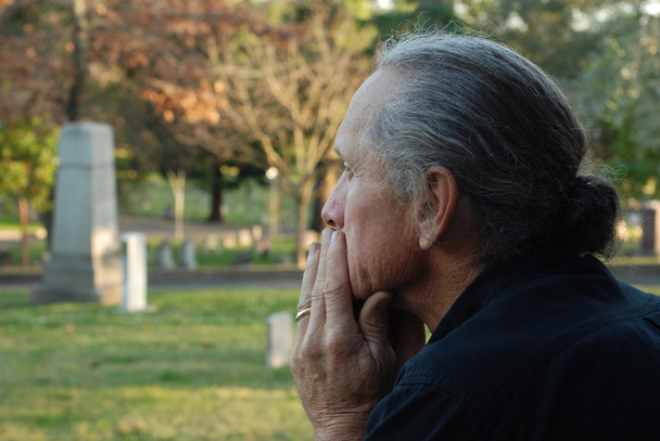 Hombre sentado en la tumba
 - Foto, Imagen